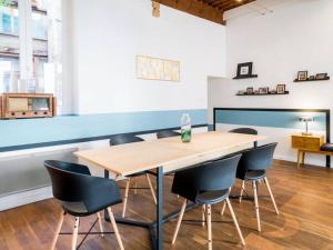 a conference room with a wooden table and chairs at Spacieux au cœur de Lyon AIL in Lyon +4 photos