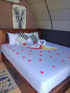 una cama con un montón de corazones en ella en Liverpool Estate - Chilaw, en Chilaw