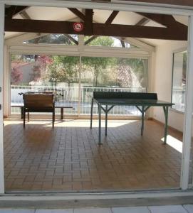 Stolný tenis v ubytovaní La KoZy - Maison moderne, Mer, Forêt, Piscine - Wifi alebo v jeho okolí