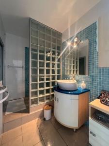 ein Bad mit einer Badewanne, einem Waschbecken und einer Dusche in der Unterkunft Superbe Appartement Vue Mer T3 70m2 in Mauguio