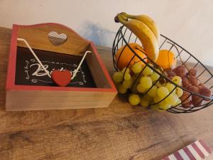una scatola di legno con un cesto di frutta su un tavolo di Belice holiday house a Partanna
