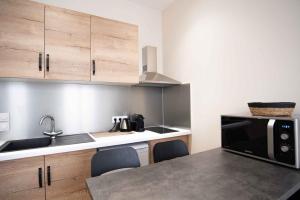 uma cozinha com um lavatório e um micro-ondas em Jacobin Temple Studio in the heart of Lyon AIL em Lyon
