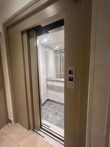 eine Glastür zu einem Bad mit einer Dusche in der Unterkunft Superbe Appartement Vue Mer T3 70m2 in Mauguio
