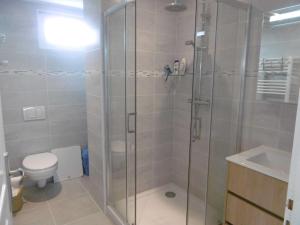 a bathroom with a shower with a toilet and a sink at Appartement 4 pièces 6 personnes Vue imprenable sur l'océan - Noan in Sarzeau
