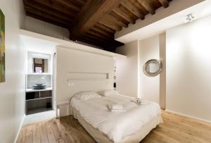 a bedroom with a large white bed in a room at Le Petit Change - Fully equipped studio in Lyon in Lyon