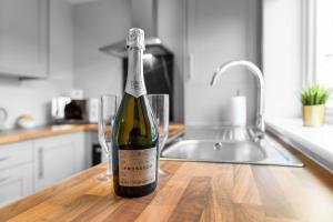 Una botella de vino en la parte superior de la encimera de la cocina en Stourbridge 2 Bedroom Apartment - Netflix & WIFI - Parking - 1CS 