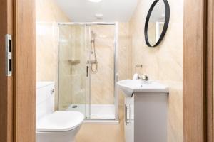 y baño con ducha, aseo y lavamanos. en Stourbridge 2 Bedroom Apartment - Netflix & WIFI - Parking - 1CS 