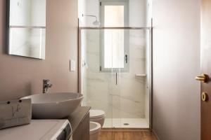 a bathroom with a sink and a shower at Modernità a Milano: Bilocale con Balcone in Milan