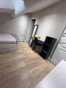 a bedroom with a bed and a desk and a desk at Appartement centre ville. in Bastia