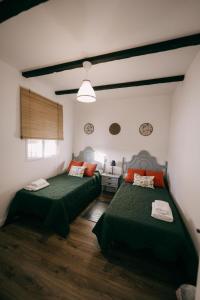 Habitación con 2 camas en una habitación en Casa Rural VUT El Rincón de Eulogio, en El Torno