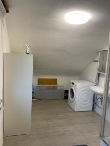 Postel nebo postele na pokoji v ubytování 1 WG Zimmer im Dachgeschoss in 70839 Gerlingen