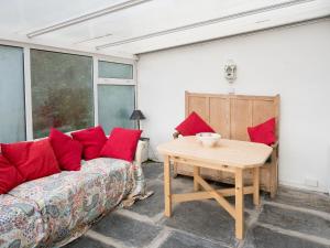 ein Wohnzimmer mit einem Sofa und einem Tisch in der Unterkunft Ffynnonddewi Llandygwydd in Cenarth