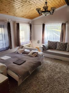 Posteľ alebo postele v izbe v ubytovaní Szilvásváradi Kemencés Apartmanok