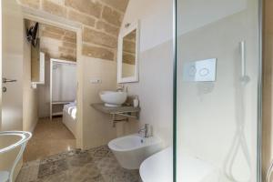Koupelna v ubytování Casa Ninu' by BarbarHouse + 27 fotografií