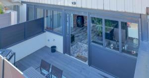 una vista aérea de un porche con ventanas y un patio en L atelier d Eveux, en Éveux