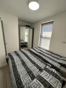 1 dormitorio con 1 cama grande y ventana en Second Av flat 4 Hendon London en Hendon