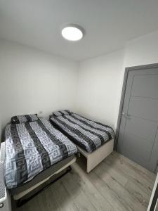 Habitación pequeña con cama y puerta en Second Av flat 4 Hendon London, en Hendon