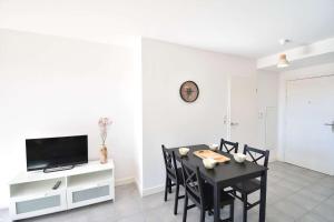 jadalnia ze stołem i telewizorem w obiekcie Estacade - Capbreton en front de mer à deux pas de l'océan proche restaurants w mieście Capbreton