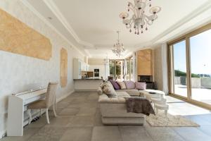 Posezení v ubytování Gran Piscina Hidromasaje playa privada y sauna