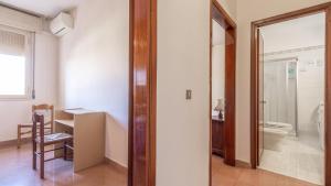 La salle de bains est pourvue de toilettes, d'une table et d'un miroir. dans l'établissement Casa Pucci - Affitti Brevi Italia, à Modène