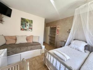 Ένα ή περισσότερα κρεβάτια σε δωμάτιο στο Bastide du Levant