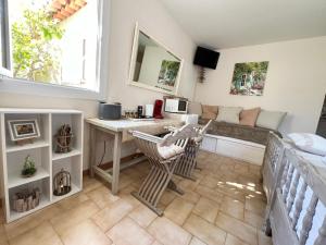 Posezení v ubytování Bastide du Levant - 50m plage - Rez de jardin