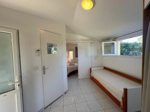 Habitación pequeña con cama y ventana en LBV Les Bastidons de Villepey en Saint-Aygulf