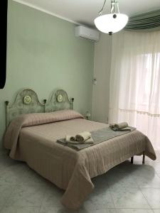 ein Schlafzimmer mit einem Bett mit zwei Handtüchern darauf in der Unterkunft CASA VIRGINIA in Pozzuoli