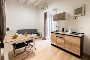 - une cuisine avec un bureau et une table dans une chambre dans l'établissement Giardini del Castello Apartment, à Barletta