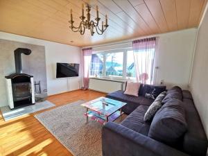 ein Wohnzimmer mit einem Sofa und einem Kamin in der Unterkunft Ferienwohnung in Diemelsee in Diemelsee