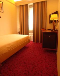 Cama ou camas em um quarto em Hôtel Astoria
