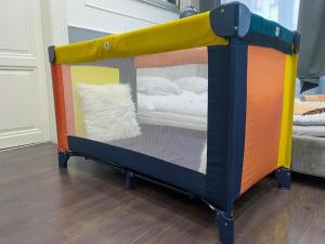 - łóżko piętrowe ze zjeżdżalnią w pokoju w obiekcie d.Five Döbrentei Apartment w Budapeszcie