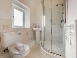 W łazience znajduje się prysznic, toaleta i umywalka. w obiekcie 3 Bed in Chipping Campden 91966 w mieście Chipping Campden