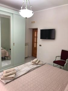 ein Schlafzimmer mit einem Bett mit zwei Handtüchern darauf in der Unterkunft CASA VIRGINIA in Pozzuoli