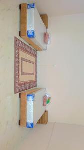 ein Zimmer mit ein paar Kisten an der Wand in der Unterkunft الشوبك نجل in Nijil