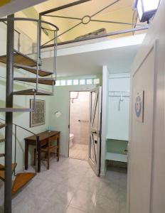 Naples Pizza Hostel في نابولي: غرفة بها درج يؤدي إلى الحمام