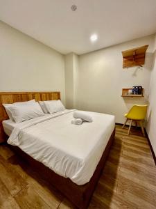 Ліжко або ліжка в номері Swing & Pillows - Apple Hotel Shah Alam