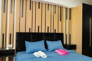 1 dormitorio con 1 cama con 2 toallas en Unity Luxury Apartment - Skopje en Skopje