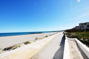 Imagen de la galería de Rez de jardin avec terrasse accès direct plage, clim, en Le Barcarès