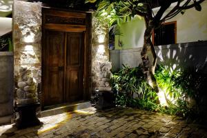 an entrance to a house with a wooden door at O.B oemah bone homestay in Sanur