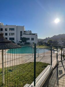 een hek voor een tennisbaan bij Sunny penthouse beach apartment with panoramic views in Almuñécar