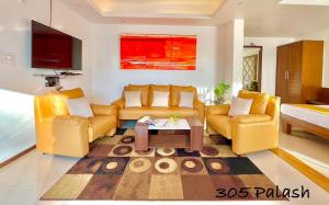 Sala de estar con 2 sofás y mesa de centro en Beach Paradise en Panaji