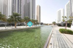 Brand New Luxury 2 Bedroom Apartment في أبوظبي: نهر في وسط مدينة ذات مباني طويلة