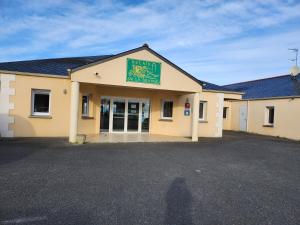 un edificio con un cartel en la parte delantera en Relais De La Grange, en Nort-sur-Erdre