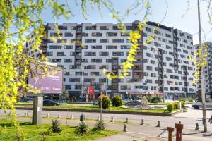 een groot appartementencomplex midden in een straat bij Unity Luxury Apartment - Skopje in Skopje