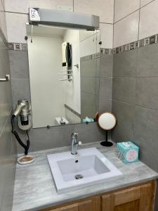 LA CALADE في تريجانس: حوض الحمام مع مرآة وهاتف