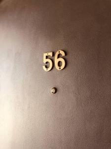 un número en el techo de una habitación en Family Getaway en Perth