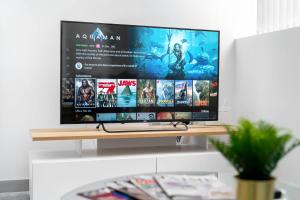 En tv och/eller ett underhållningssystem på Modern Apartment in Brierley Hill - Secure Parking - Wifi & Netflix - 11O