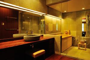 bagno con lavandino e grande specchio di 竹泉荘 Chikusenso Onsen a Zao Altre 37 foto