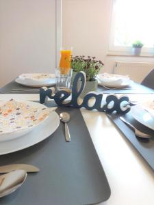 une table avec un panneau indiquant des pâtes dans l'établissement Helles Apartment mit Balkon für 5 Personen, à Schwerte 2 autres photos